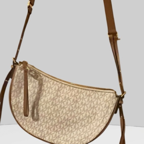 Michael Kors Handbags - Michael Michael Kors
CAMDEN SMALL MESSENGER BAG